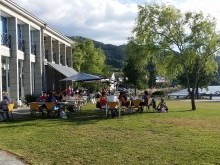 Terraza da cafetera e restaurante Parque Nutico.